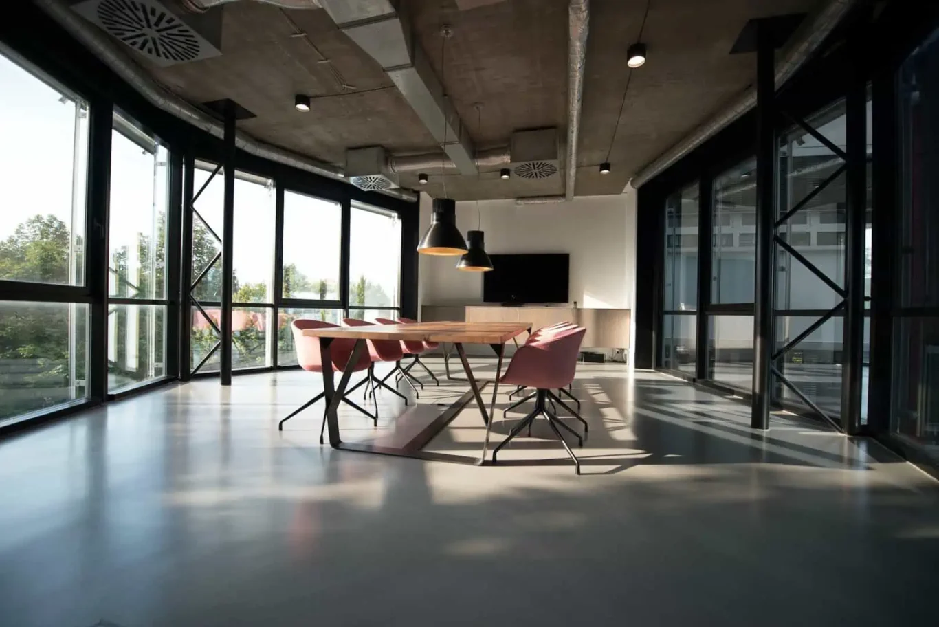 Uma sala de reuniões com uma longa mesa de madeira.