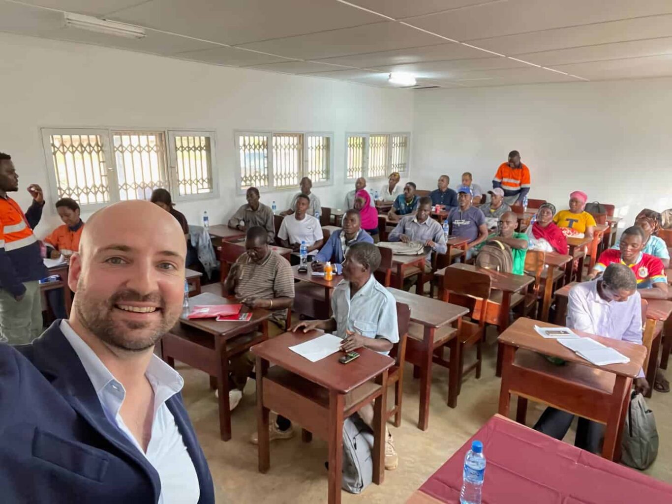 Thomas Gaultier tira uma fotografia selfie antes da sua sessão de mediação comunitária em Moçambique.