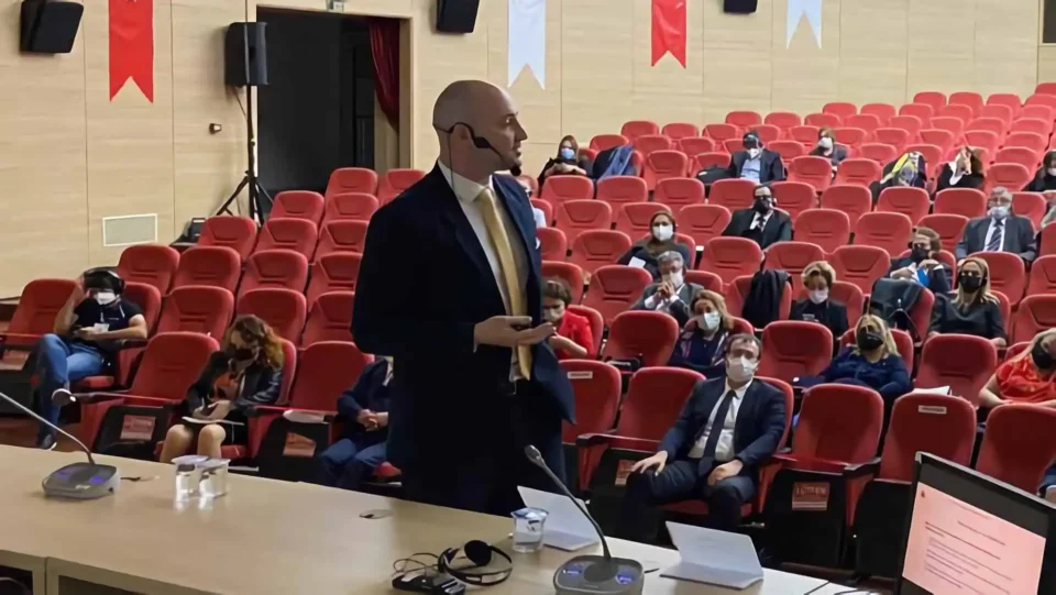 Thomas Gaultier speaks on stage in a big conference room.